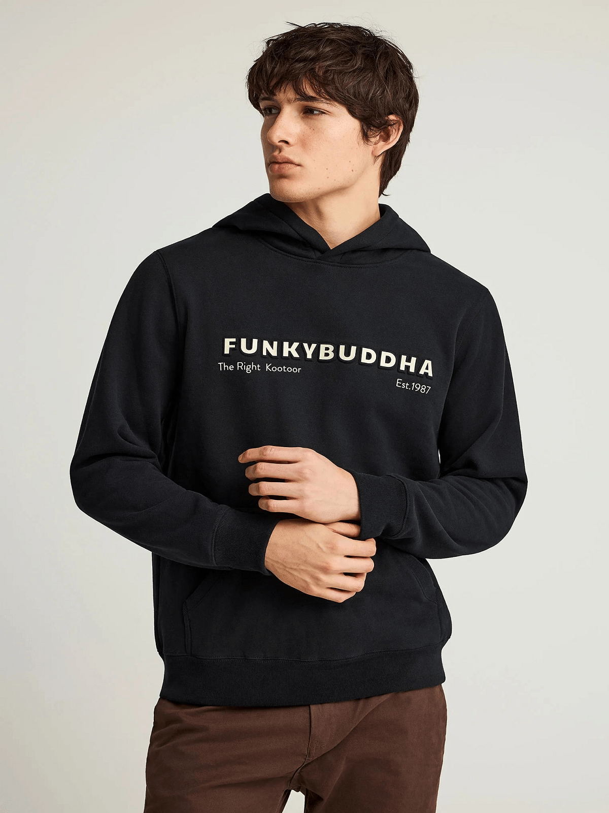 Φούτερ με κουκούλα και τύπωμα στο στήθος Funky Buddha μαύρο χρώμα