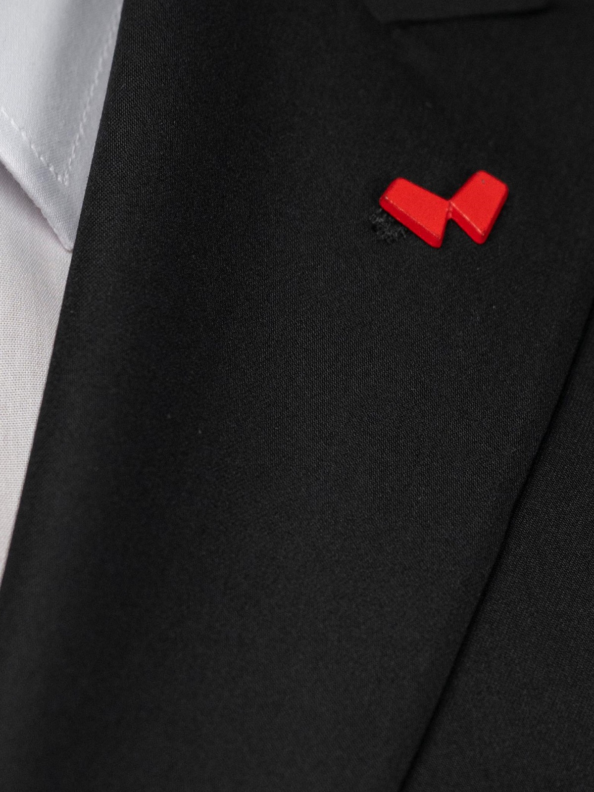 μαυρο-ελαστικο-σταυρωτο-κοστουμι-με-μεταλλικα-κουμπια_11132