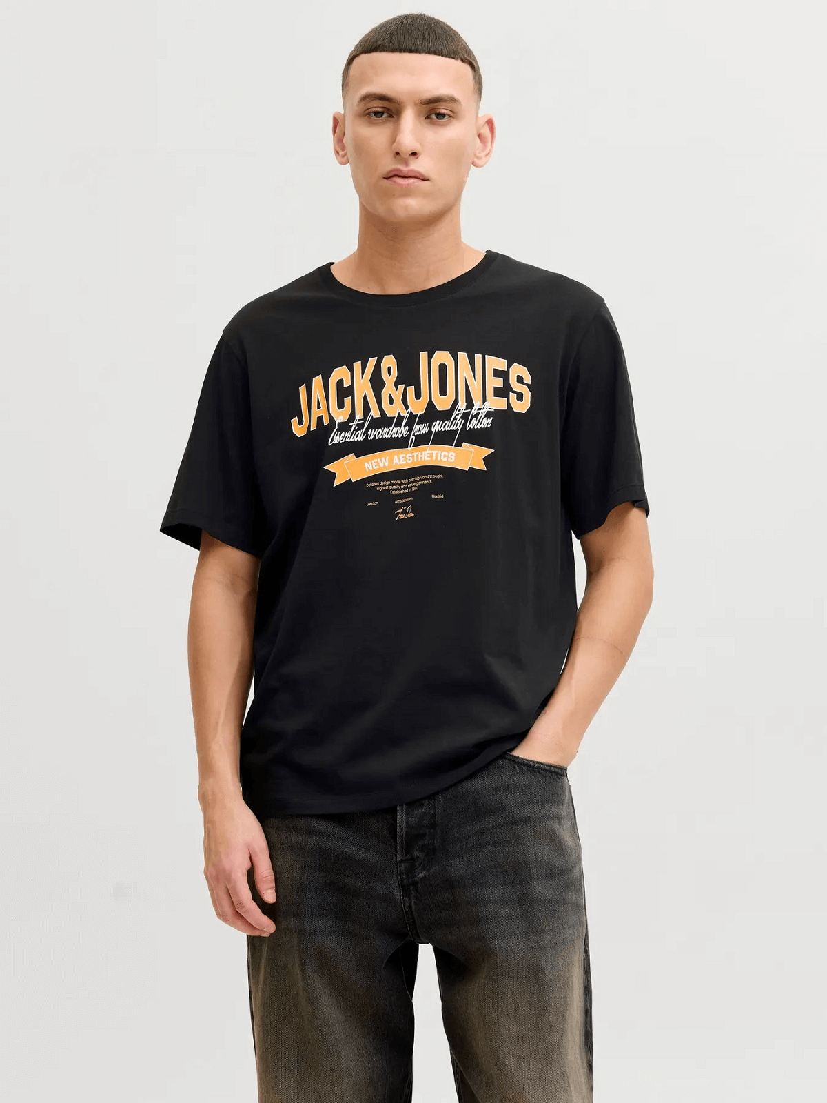Ανδρικό βαμβακερό T-shirt με τύπωμα στο στήθος Jack&Jones μαύρο χρώμα