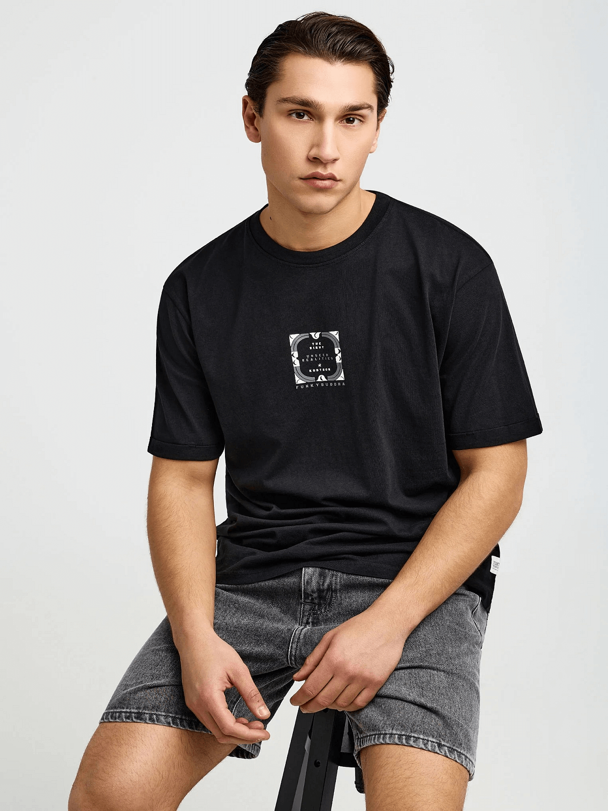 Ανδρικό relaxed t-shirt με τύπωμα στην πλάτη Funky Buddha μαύρο χρώμα
