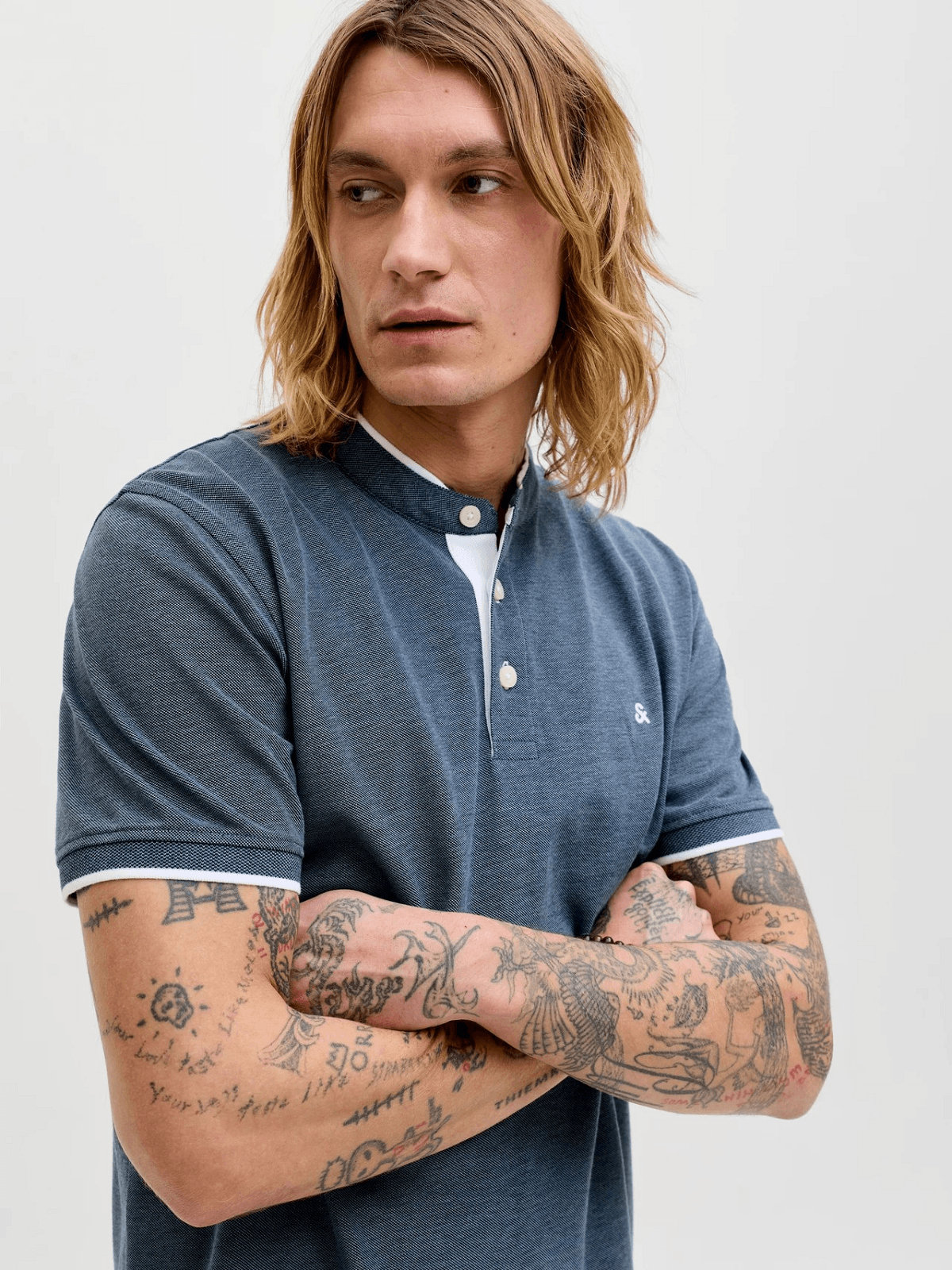 Μονόχρωμο βαμβακερό mao t-shirt σε στενή γραμμή Jack&Jones γκρί-ράφ χρώμα