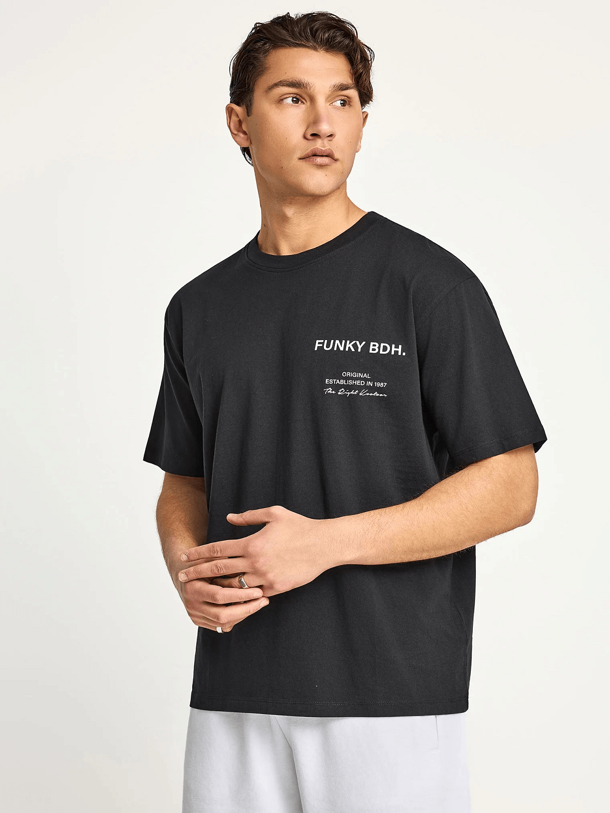 Ανδρικό βαμβακερό t-shirt με τύπωμα Funky Buddha μαύρο χρώμα